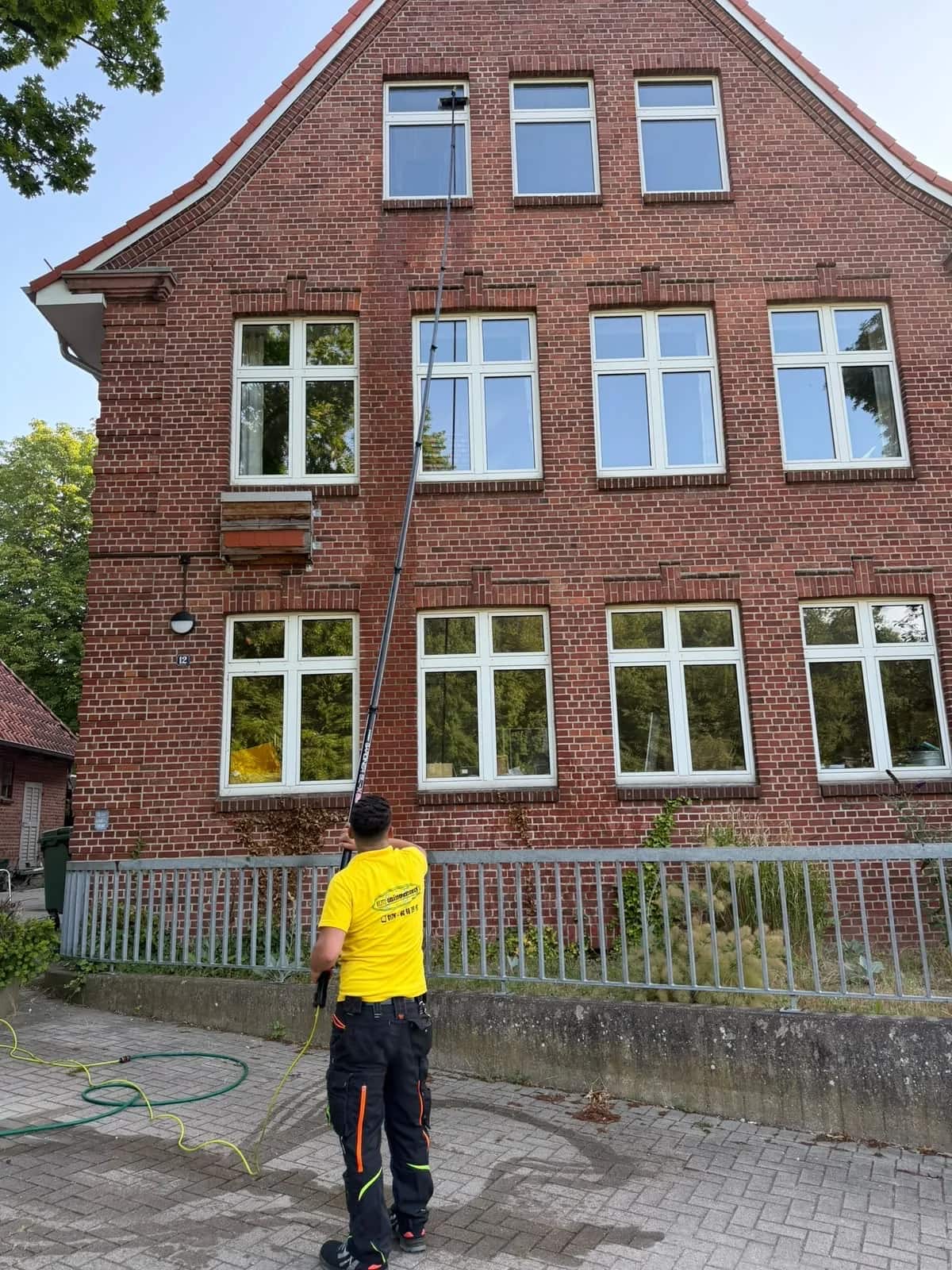 Objektbesichtigung an einer Altbaufassade in Kiel
