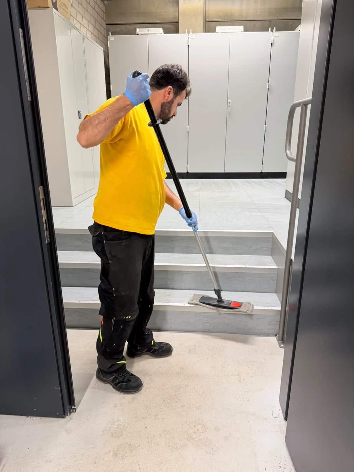 Treppenhaus einer Wohnanlage vor der Reinigung durch die Blitz Gebäudereinigung
