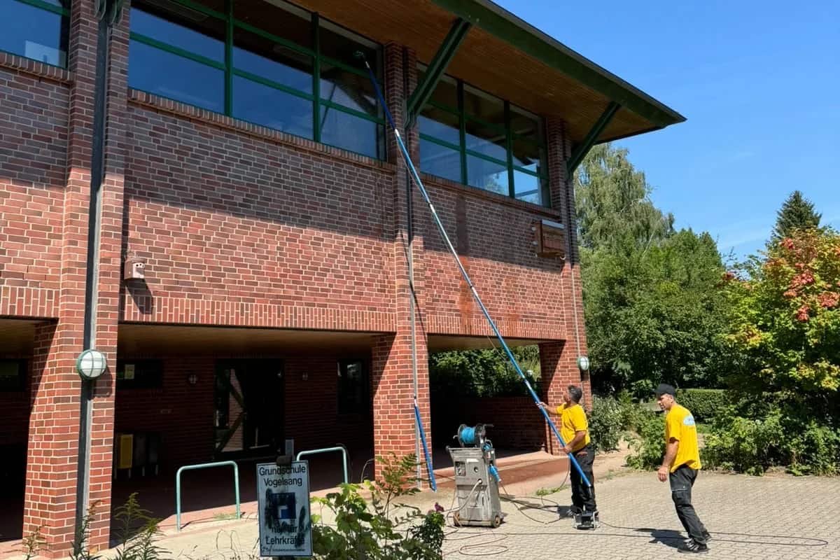 Team der Blitz Gebäudereinigung beim Einsatz an einem Klinkergebäude