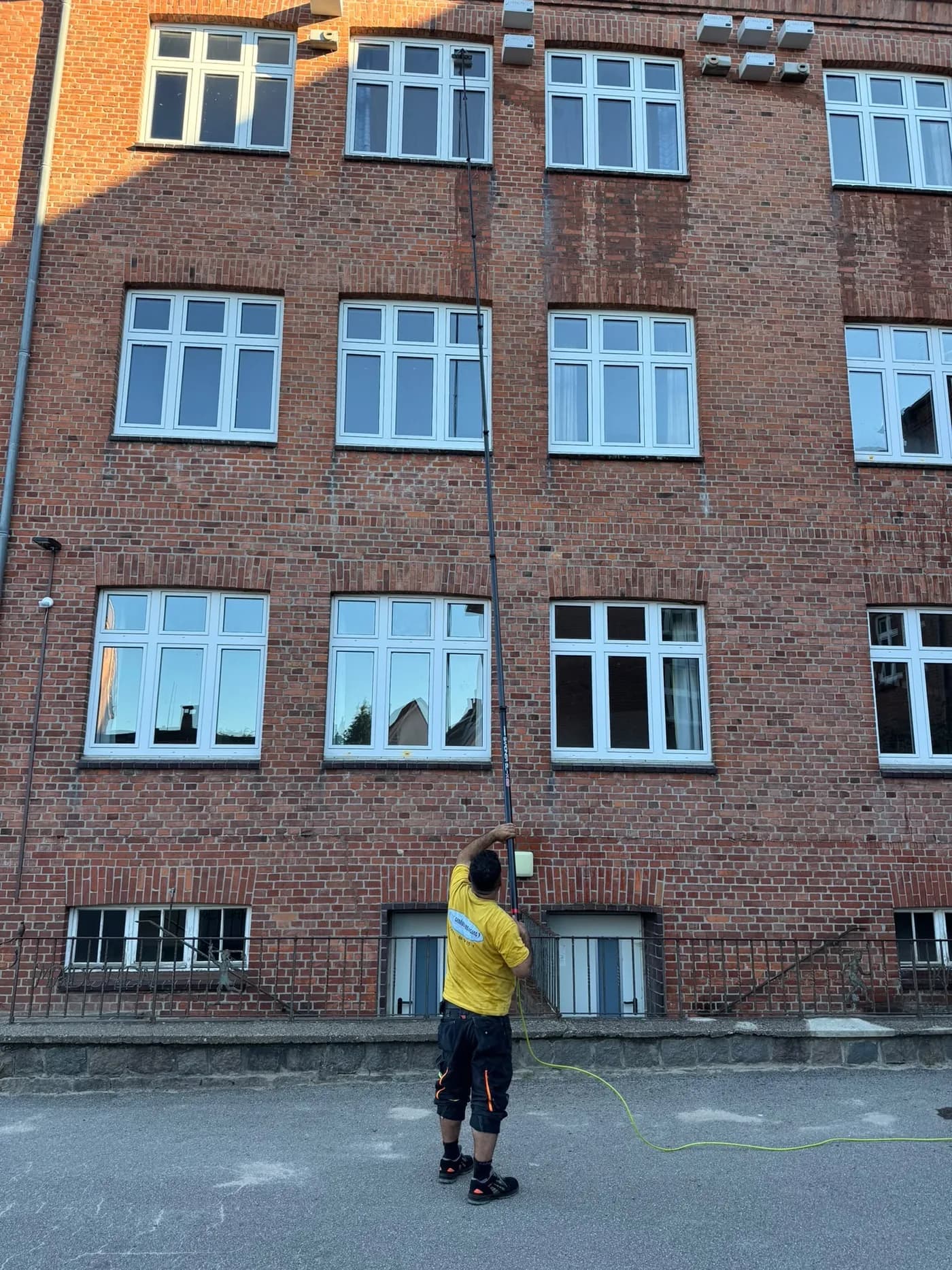 Fensterreinigung an der Fassade – Blitz Gebäudereinigung im Einsatz
