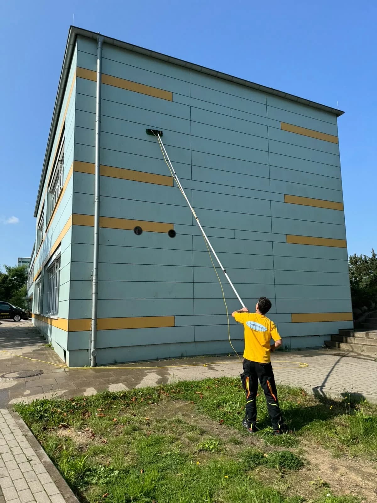 Fensterreinigung mit Teleskopstange – Blitz Gebäudereinigung im Einsatz