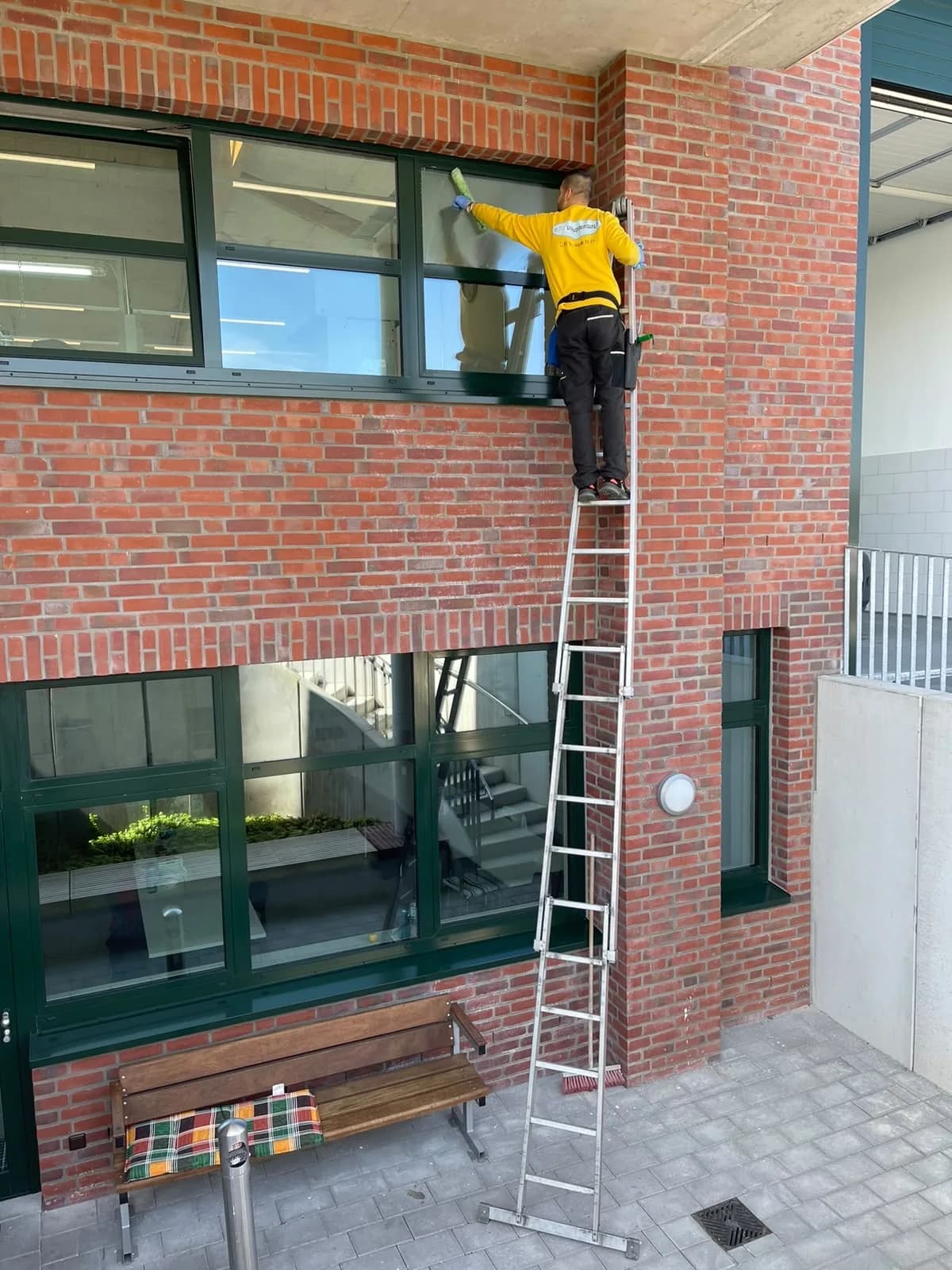 Fensterreinigung am Klinkerbau – Blitz Gebäudereinigung im Einsatz