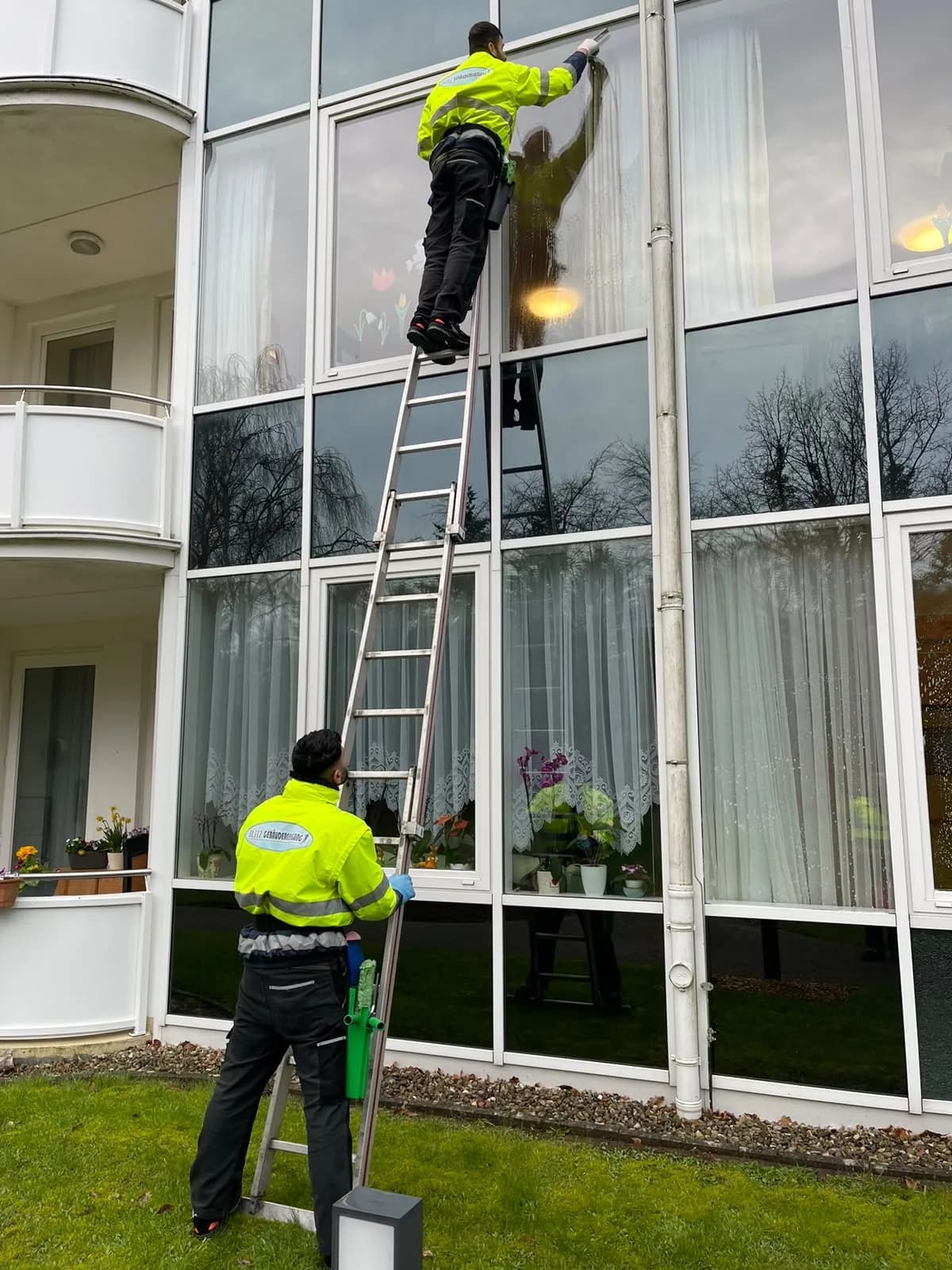 Glasreinigung mit Leitern – Blitz Gebäudereinigung im Einsatz
