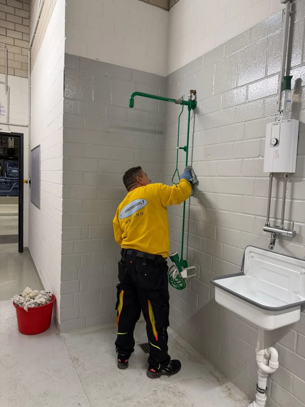 Reinigung im Sanitärbereich – Blitz Gebäudereinigung im Einsatz