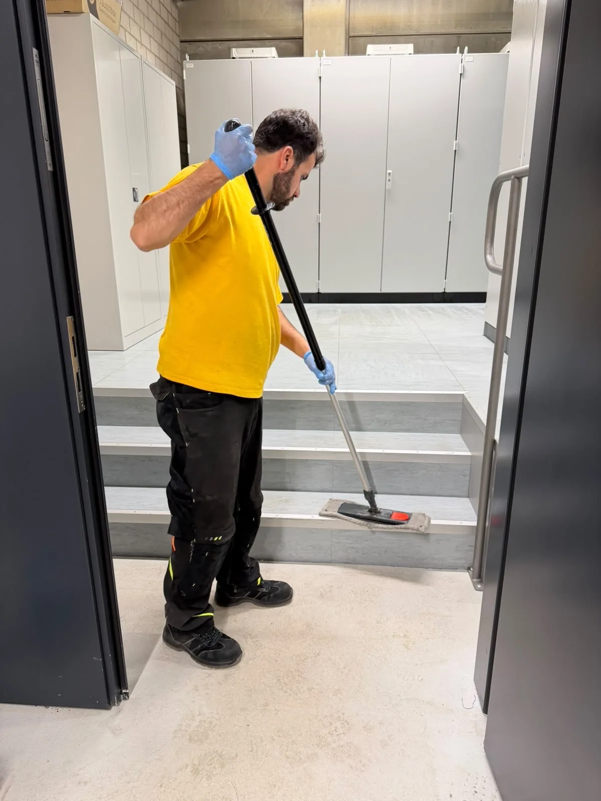 Treppenhausreinigung – Blitz Gebäudereinigung im Einsatz