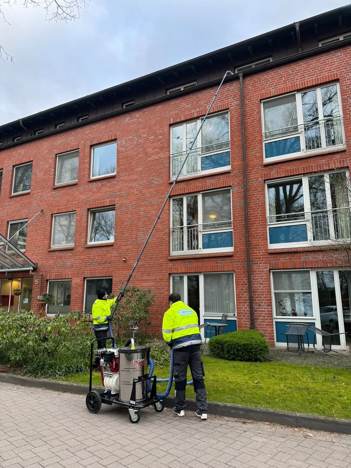 Reinigung an einer Wohnanlage – Blitz Gebäudereinigung im Einsatz