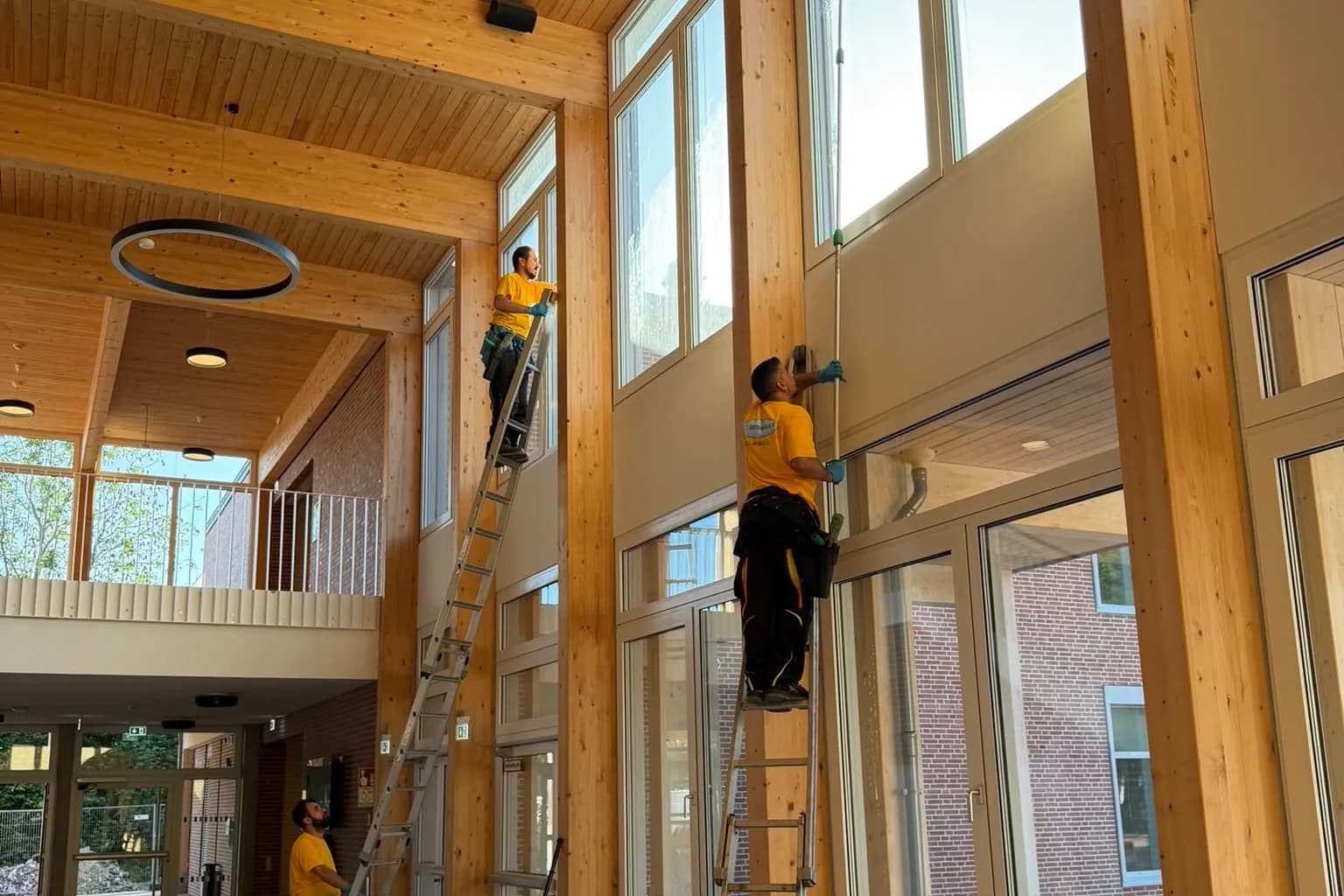 Reinigung hoher Fenster im Innenbereich einer Halle