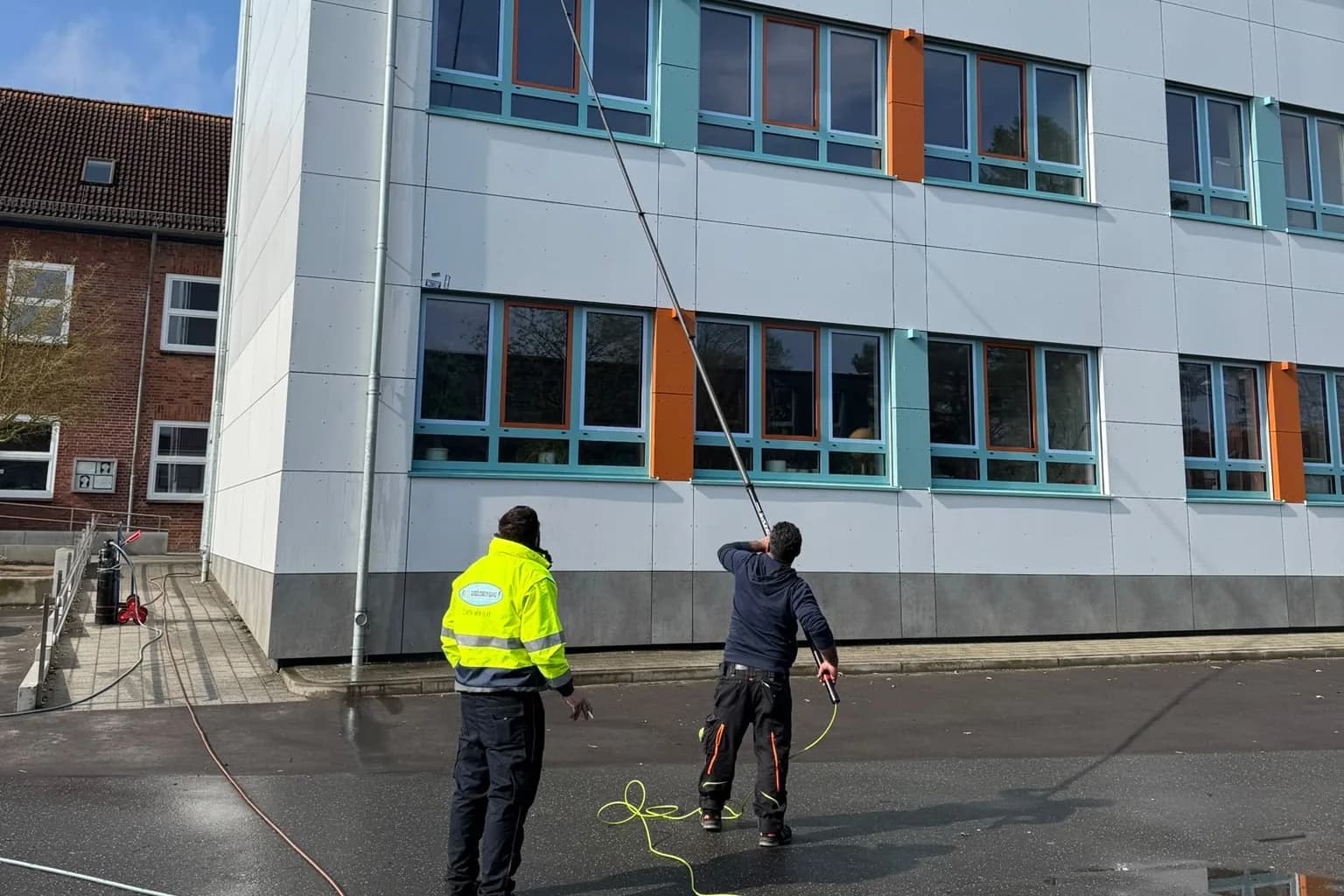 Fensterreinigung am mehrgeschossigen Gebäude – Blitz Gebäudereinigung im Einsatz