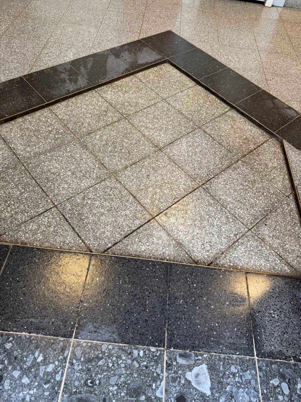 Gereinigter Steinboden mit sichtbaren Bodenplatten nach der Grundreinigung