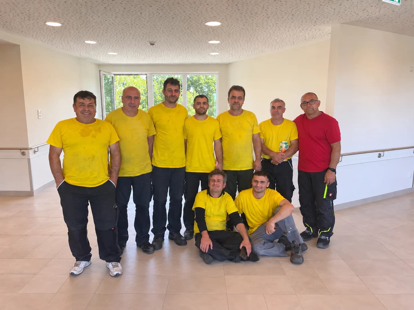 Gruppenbild des Teams der Blitz Gebäudereinigung in Arbeitskleidung