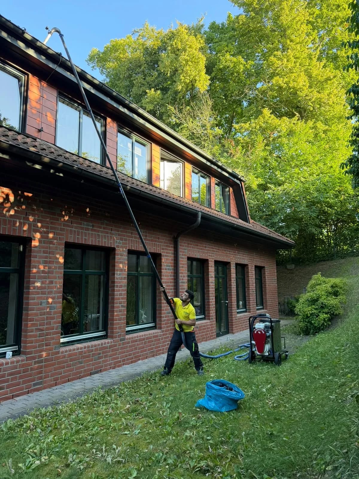 Fensterreinigung an einem Backsteingebäude
