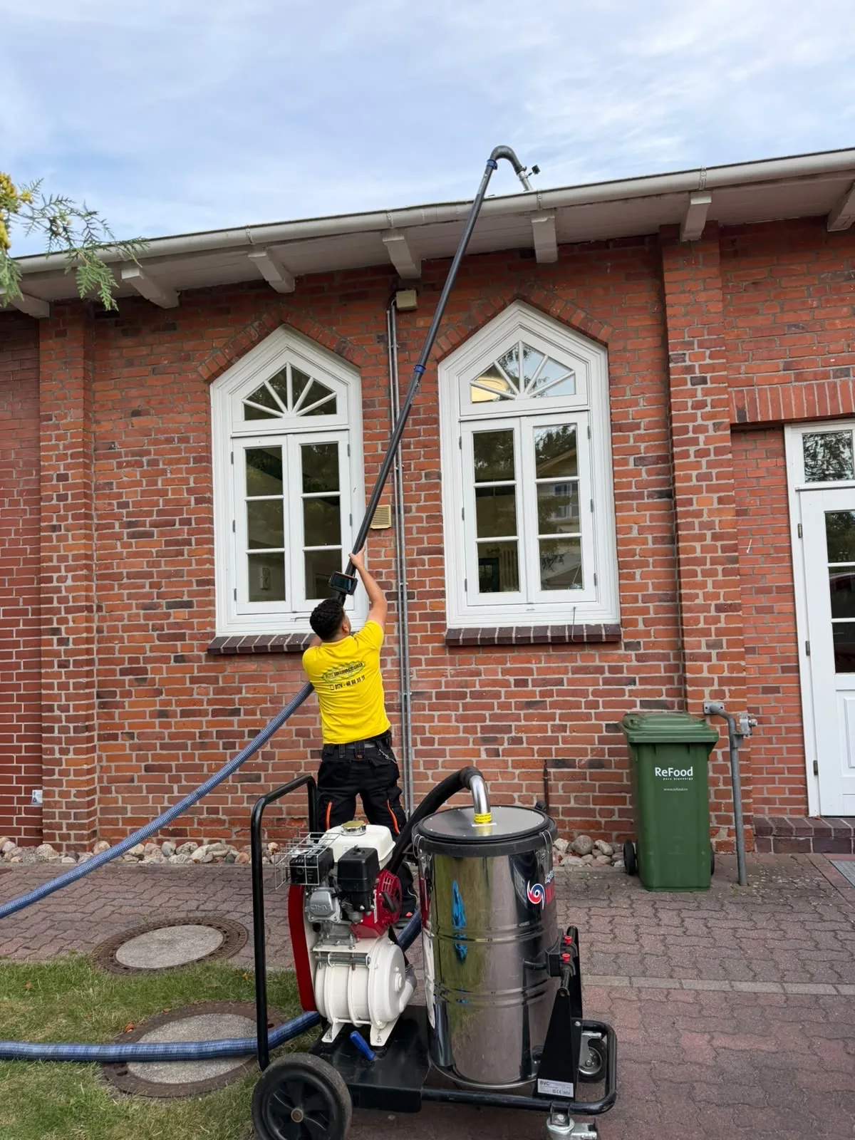 Reinigungsarbeiten an einem Wohngebäude