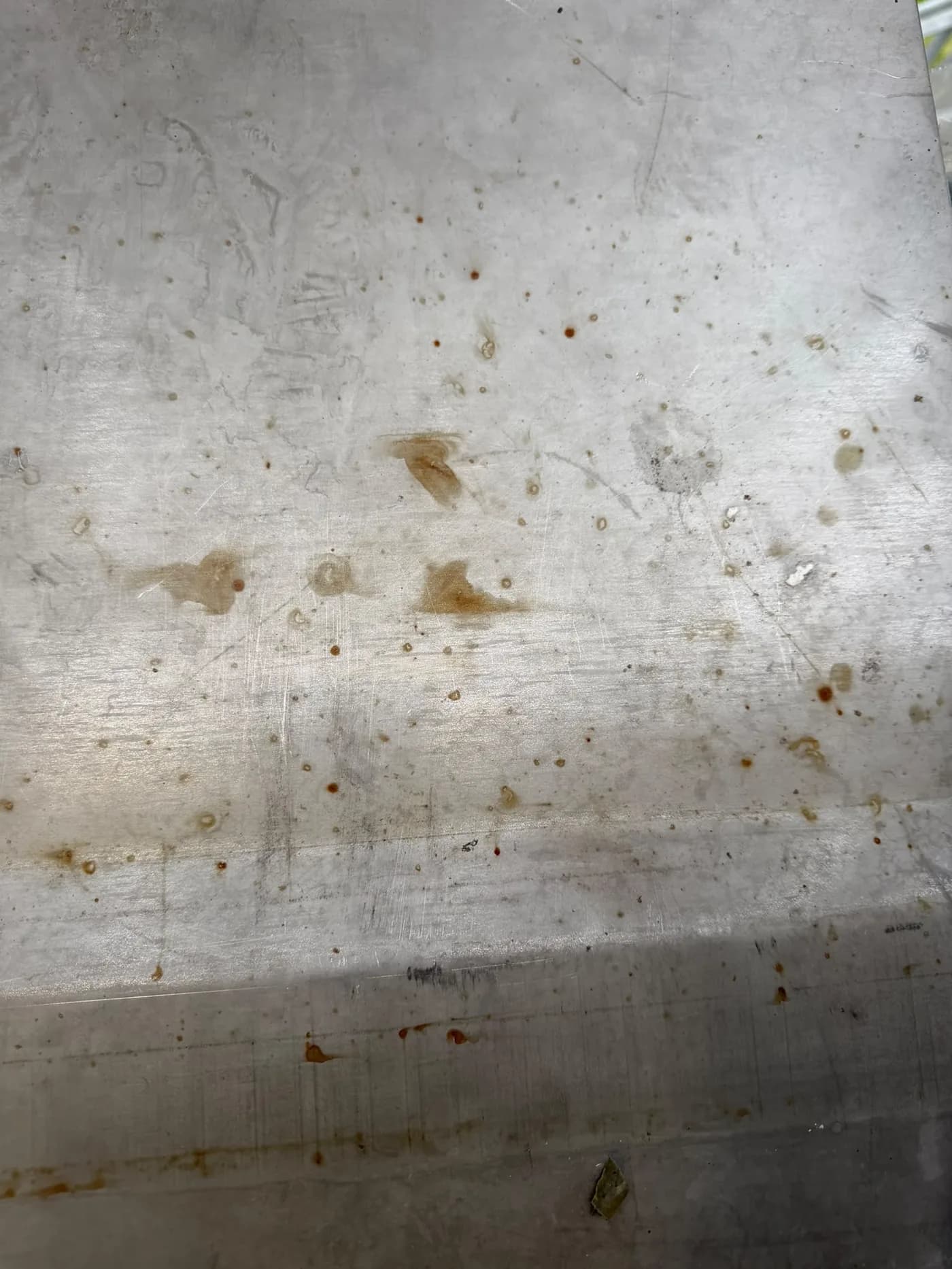 Verschmutzte Edelstahlfläche in einer Großküche vor der Grundreinigung durch die Blitz Gebäudereinigung